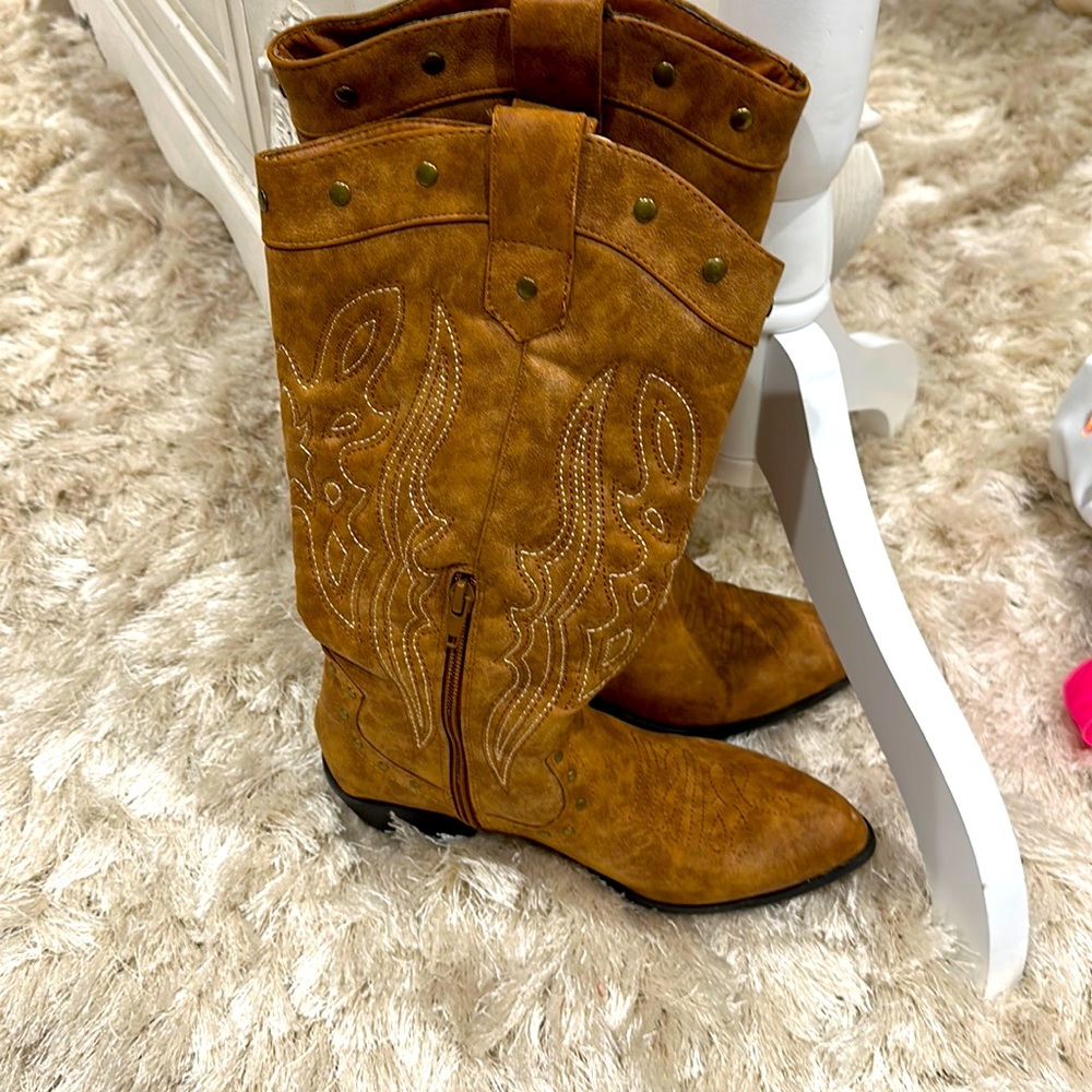 Brown women's western boots. Rarely worn